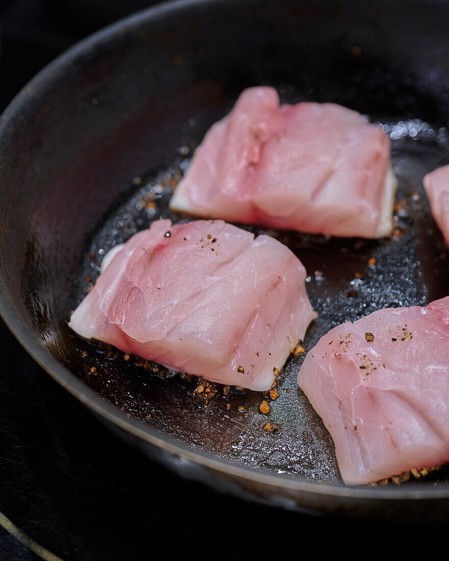 Filets vom Hechtdorsch mit Pfefferkruste