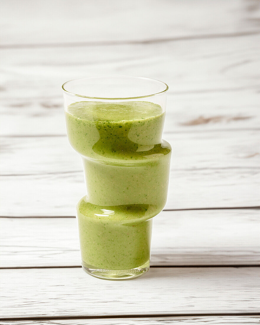 Green smoothie with banana, spinach and hemp oil