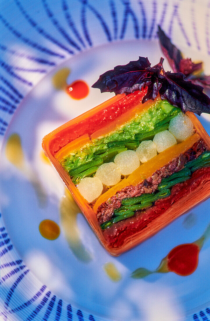 Terrine aus buntem Gemüse mit Tomatenjus