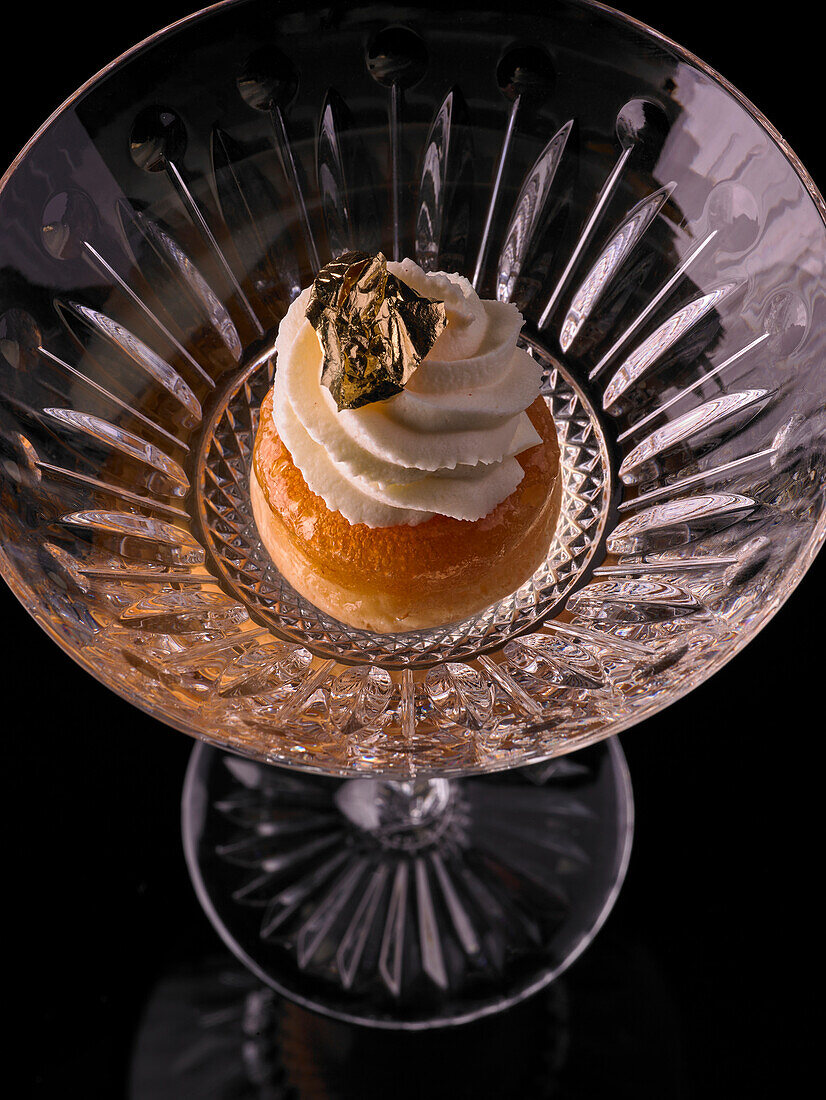 Mini-Baba au Rhum mit Chantilly-Sahne