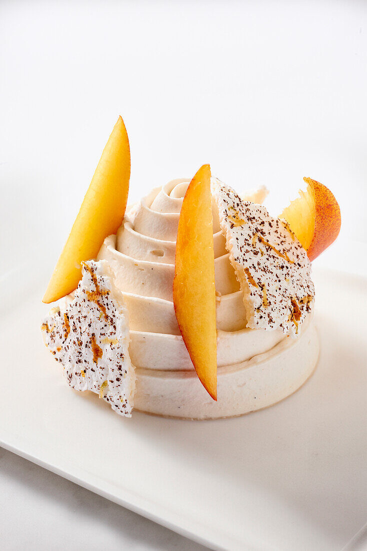 Pavlova tartlet with peach