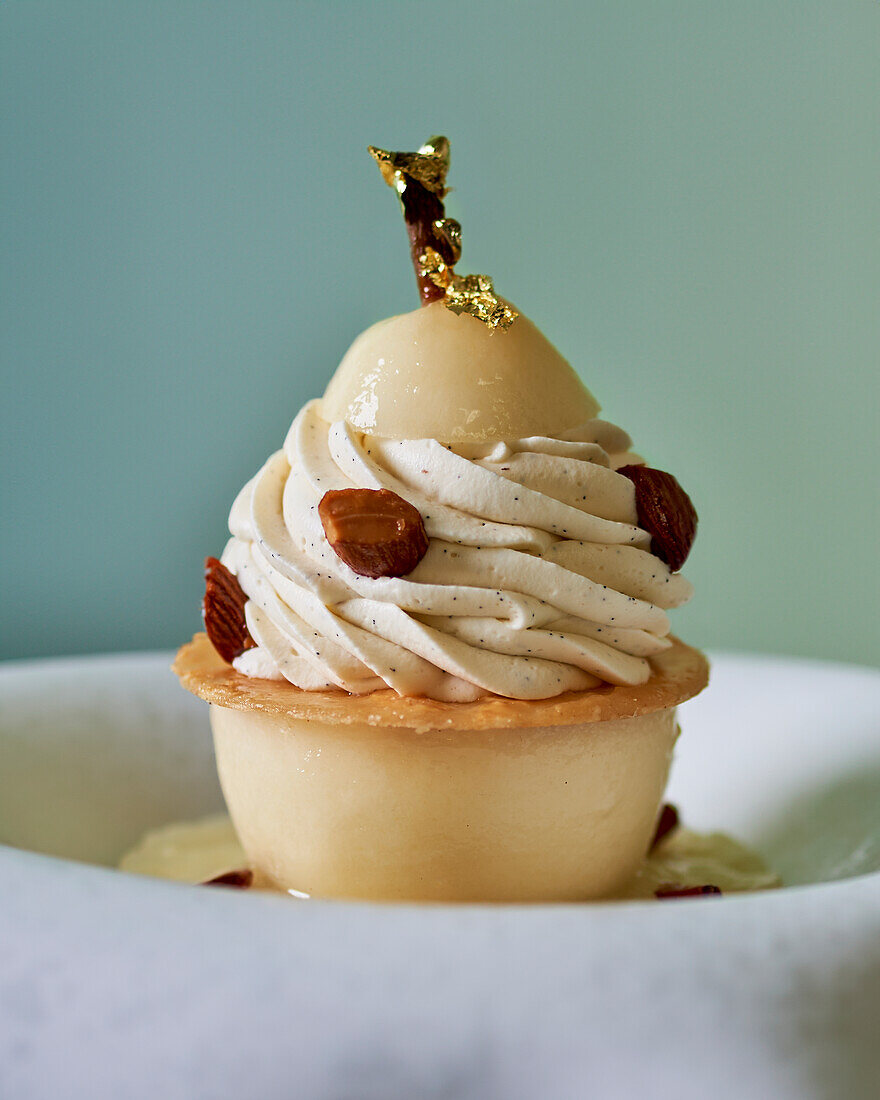 Birne Hélène mit Vanille-Chantilly, Karamell und Schokoladensauce