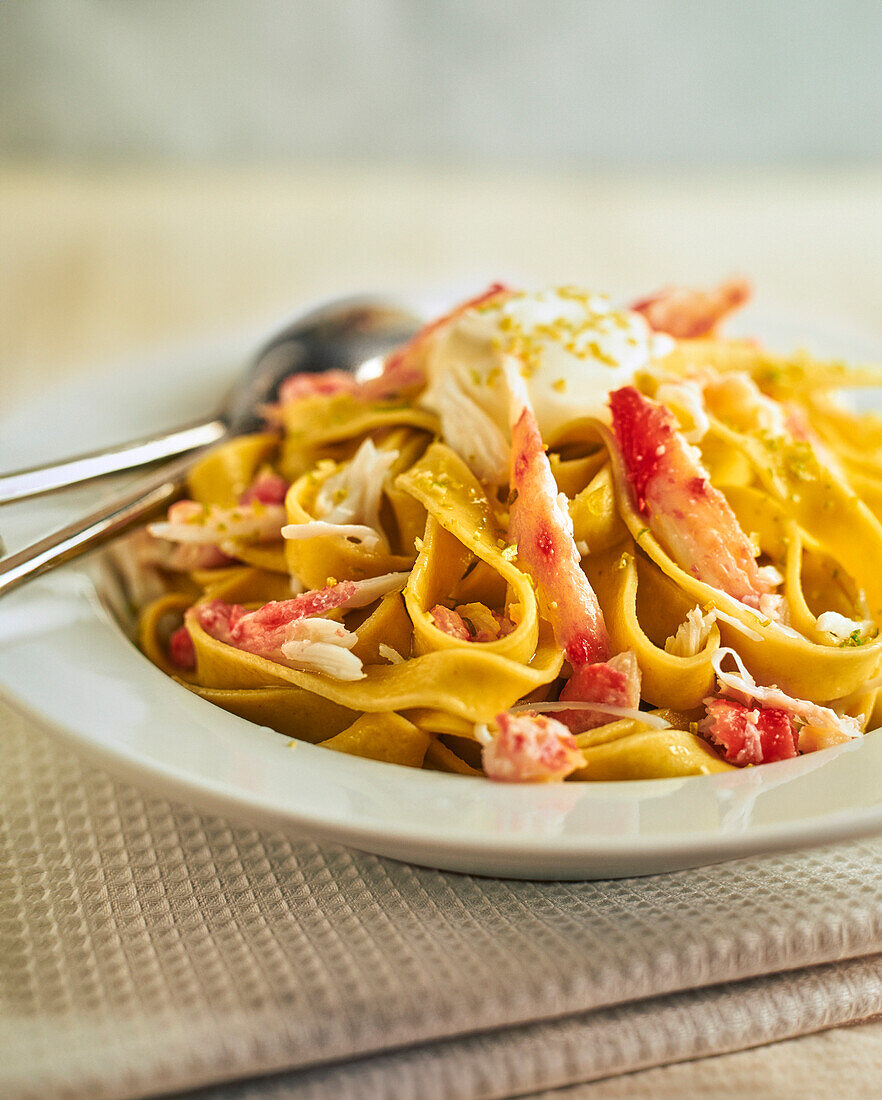 Tagliatelle mit Zitrone und Krabbenfleisch