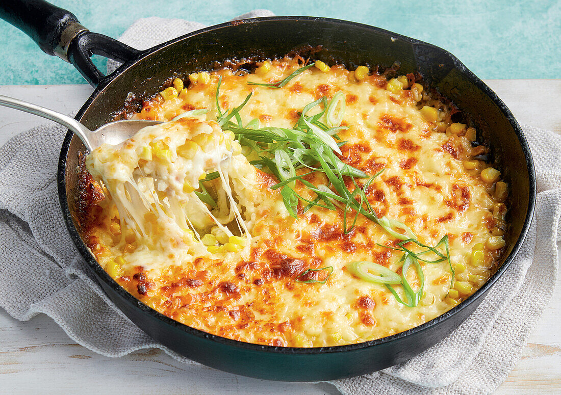 Koreanischer Maiseintopf mit Käse überbacken