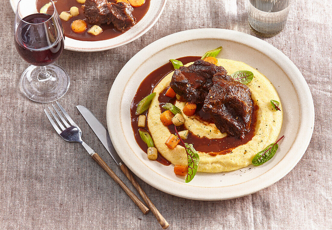 Geschmorte Rinderbäckchen mit cremiger Polenta