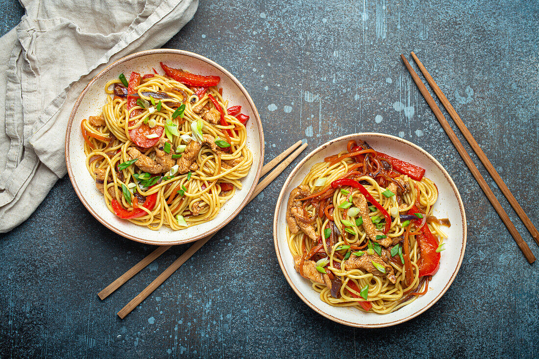 Chow mein with chicken and vegetables