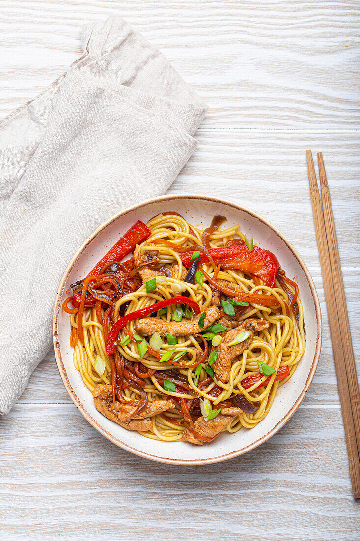 Chow Mein mit Hähnchen und Gemüse