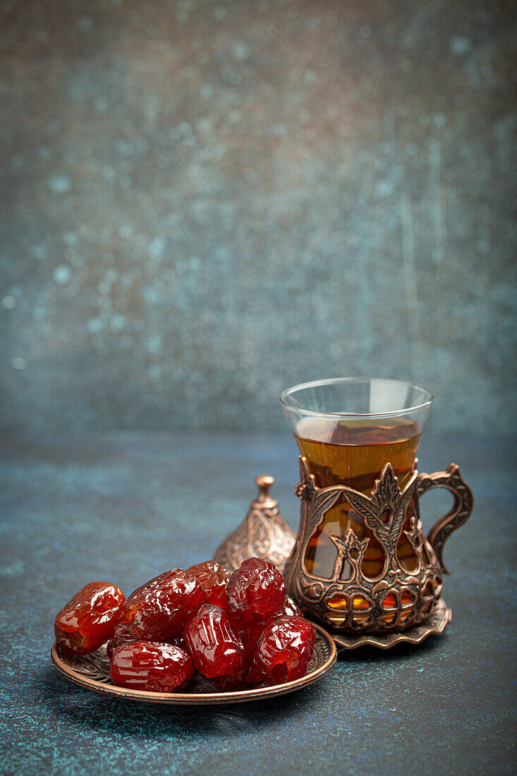 Datteln und Tee zur Iftar während Ramadan