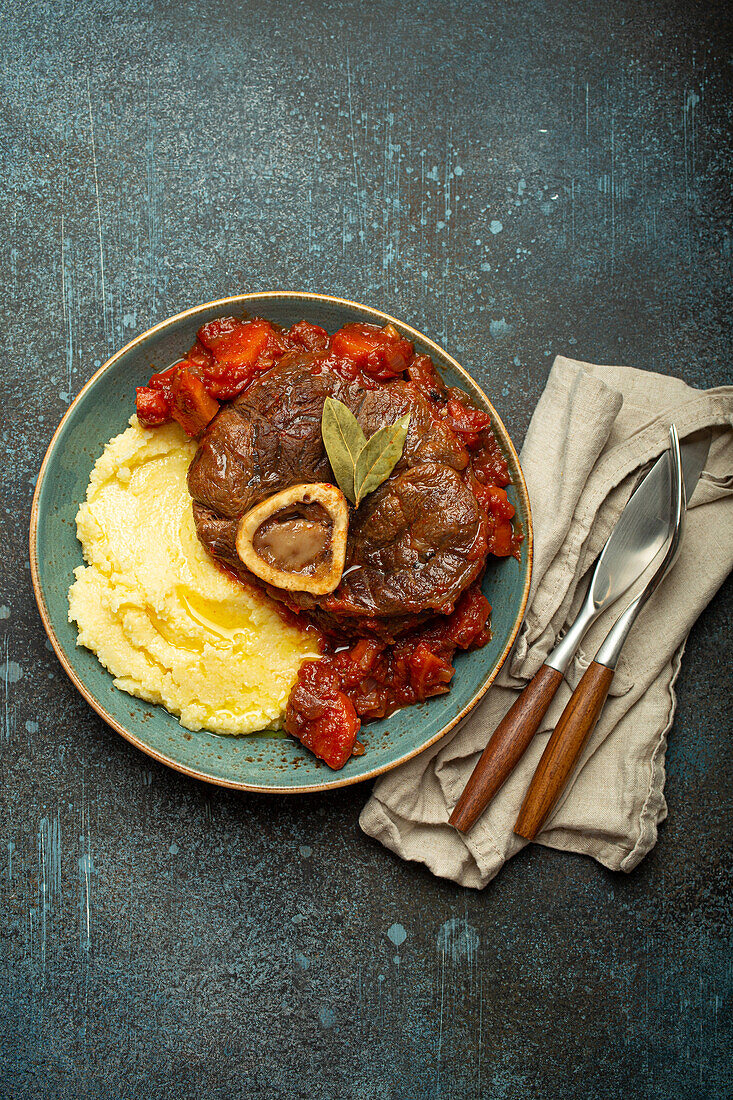 Ossobuco alla Milanese mit Polenta und Tomatensoße