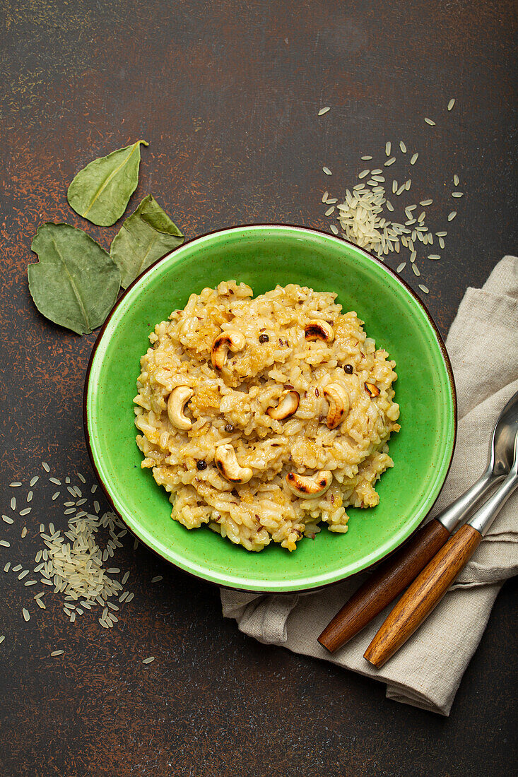 Ven Pongal (indisches Reisgericht) mit Cashewkernen