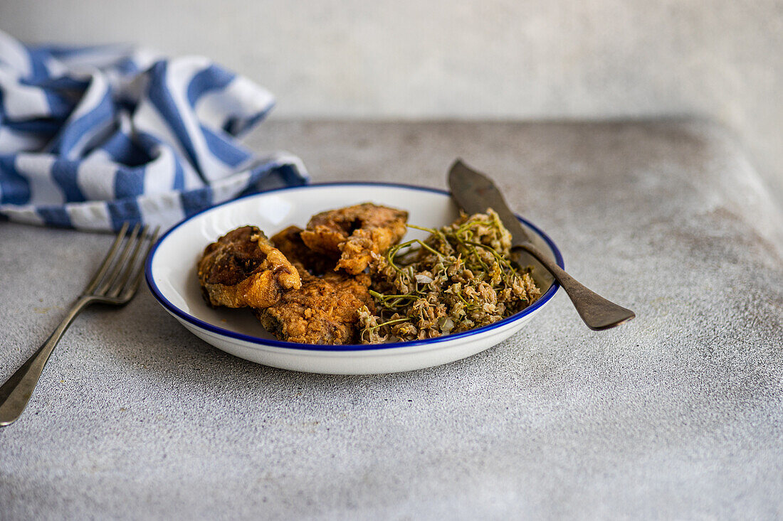 Frittierter Fisch mit Jonjoli (Pimpernuss-Blüte)