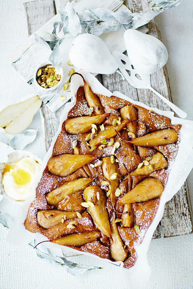 Gewürzkuchen mit karamellisierten Birnen