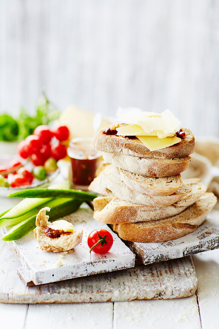 Sauerteig-Roggenbrot mit Tomaten und Käse