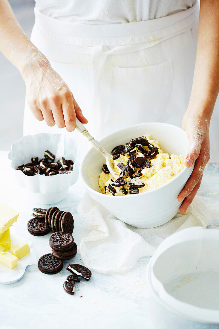 'Cookies and Cream'-Schichtkuchen mit Oreo-Stücken zubereiten