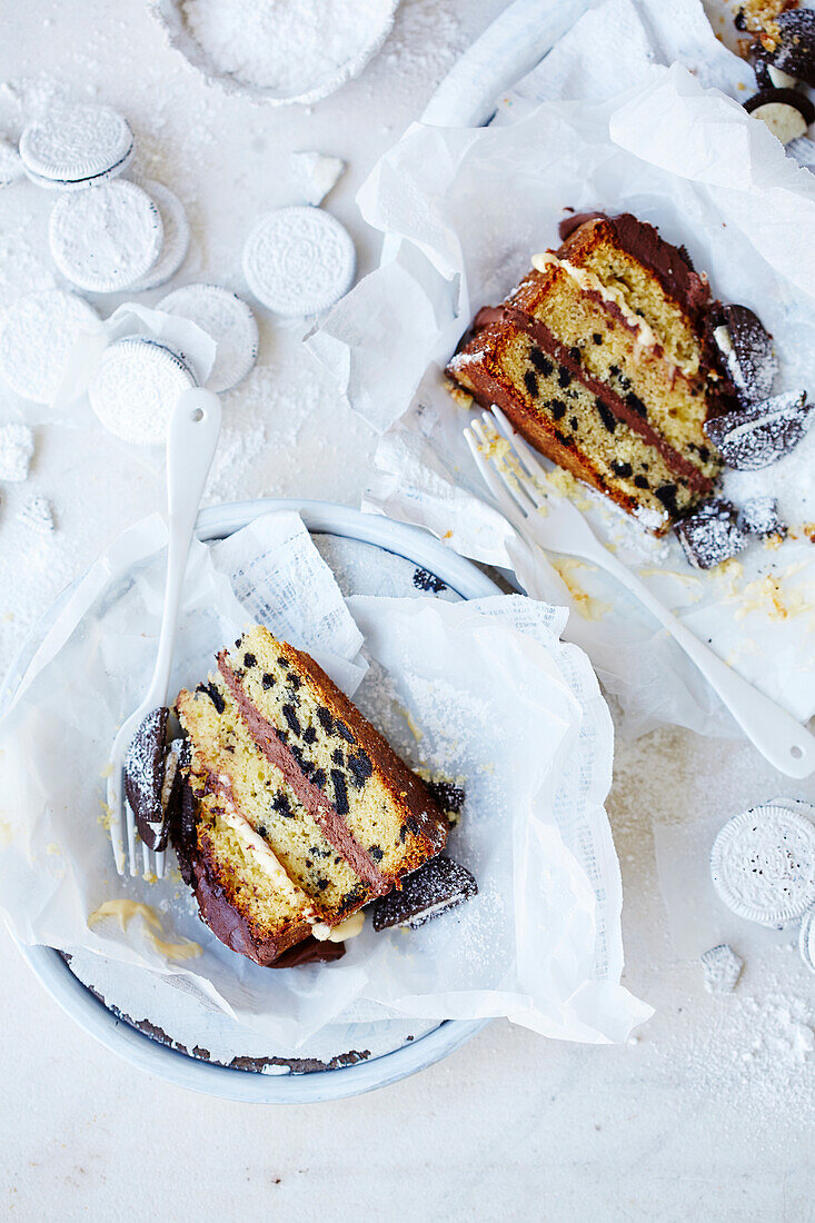 'Cookies and Cream'-Schichtkuchen mit Oreo-Stücken