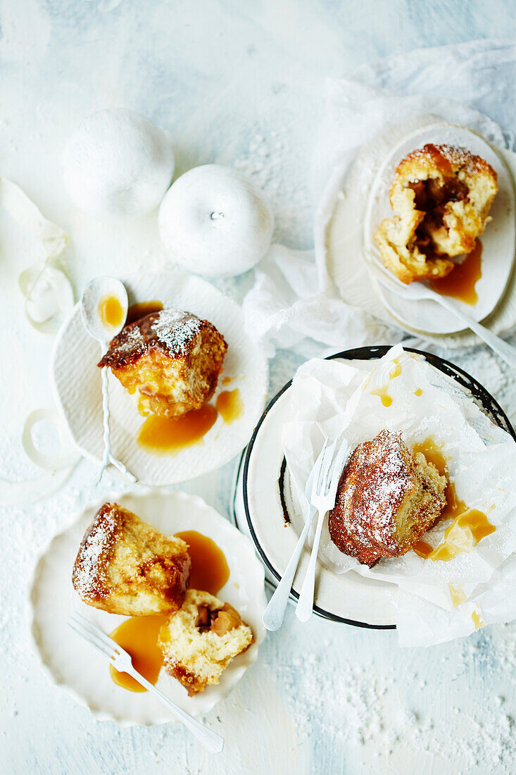 Pecan-Apfel Monkey Bread mit Karamellsauce