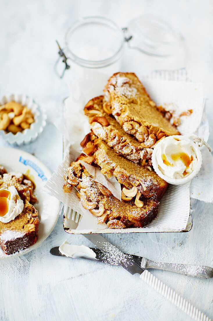 Ahornsirup-Cashew-Brot mit Frischkäse