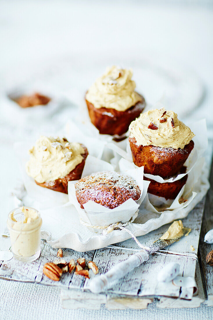 Möhren-Cupcakes mit Dattel-Frischkäse-Frosting