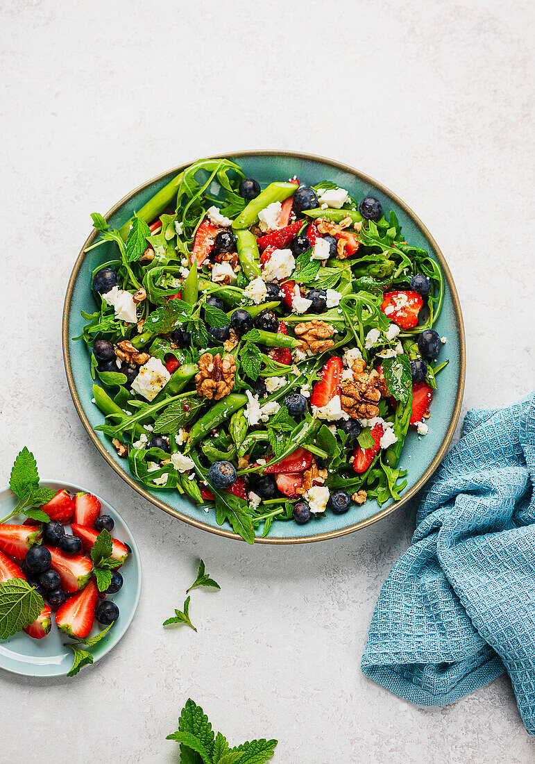 Asparagus salad with berries and walnuts