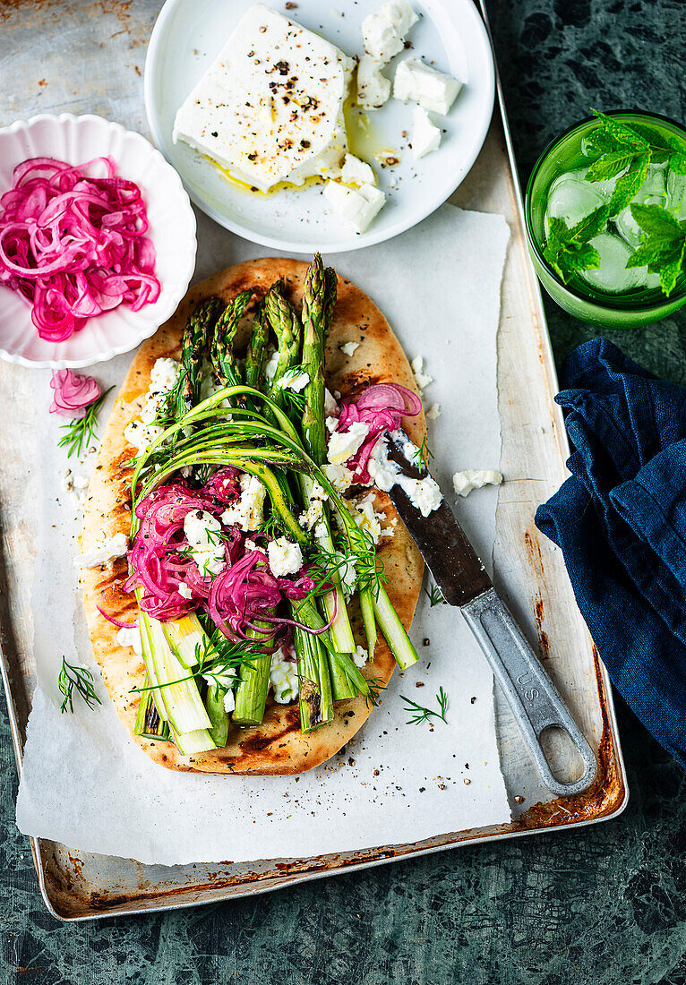 Fladenbrot mit Spargel und eingelegten Zwiebeln