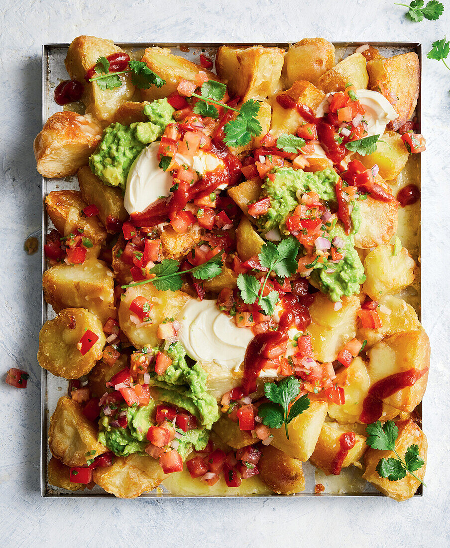 Knusprige Kartoffel-Nachos mit Guacamole und Salsa