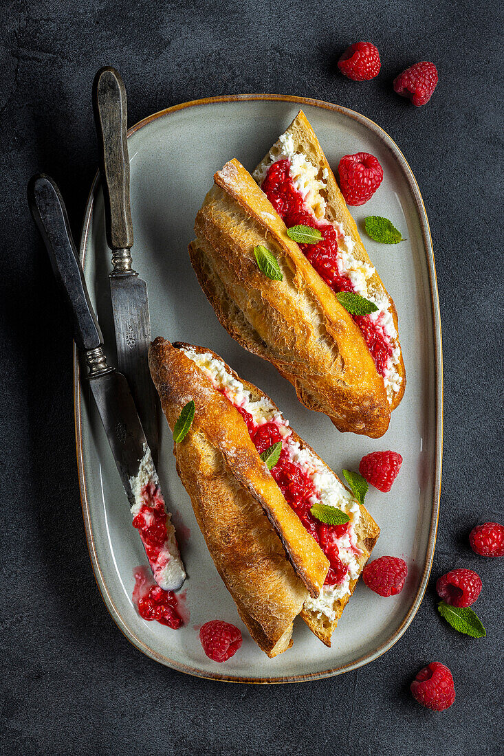 Bruschetta mit Ziegenkäse und Himbeeren