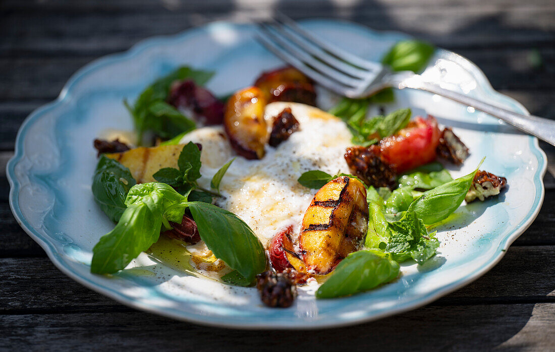 Burrata mit Honig, Nüssen und gegrillten Pfirsichen