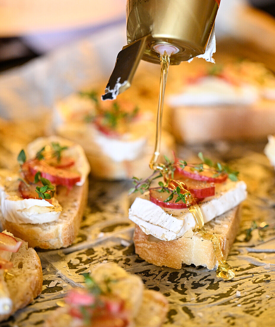 Crostini with brie, rhubarb, honey and thyme