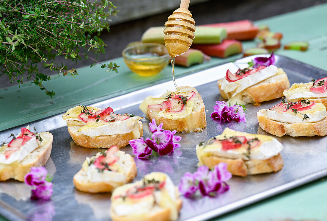 Crostini mit Brie, Rhabarber, Honig und Thymian