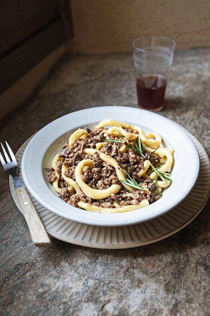 Pici mit weißem Chianina-Ragout