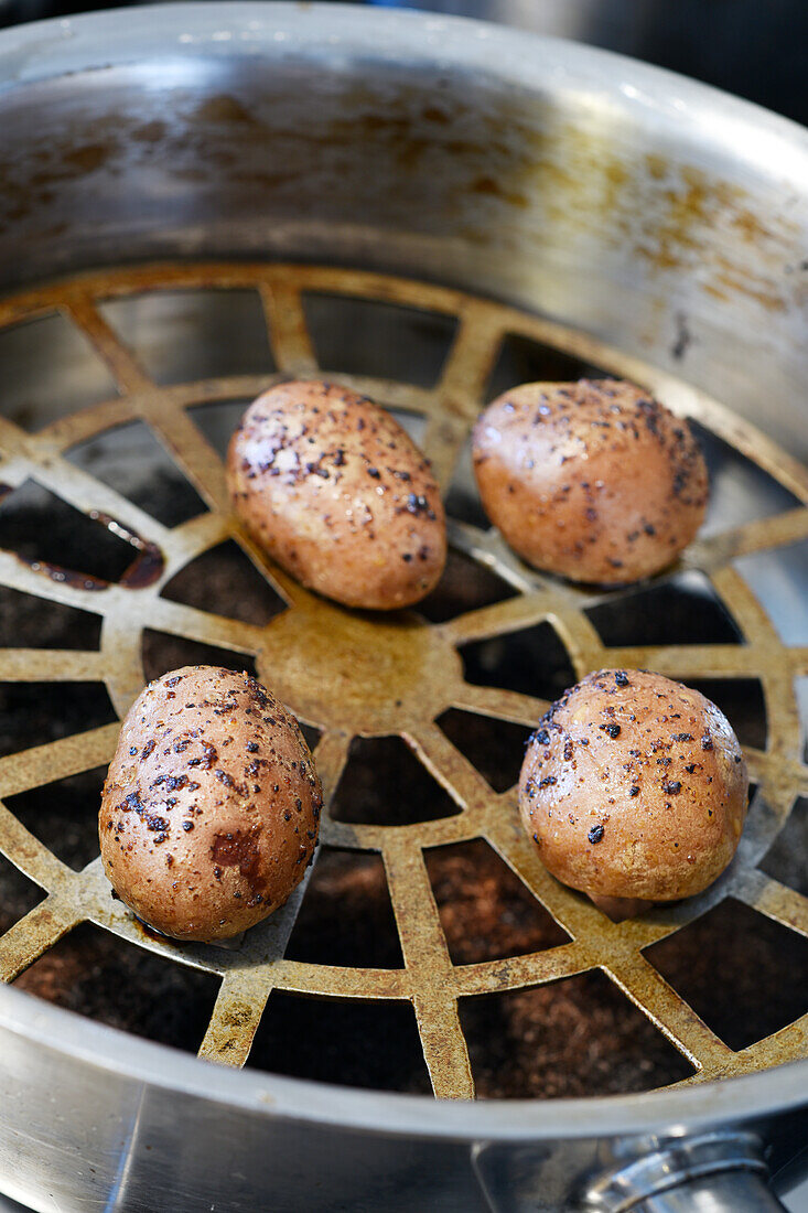 Kartoffeln im Topf räuchern