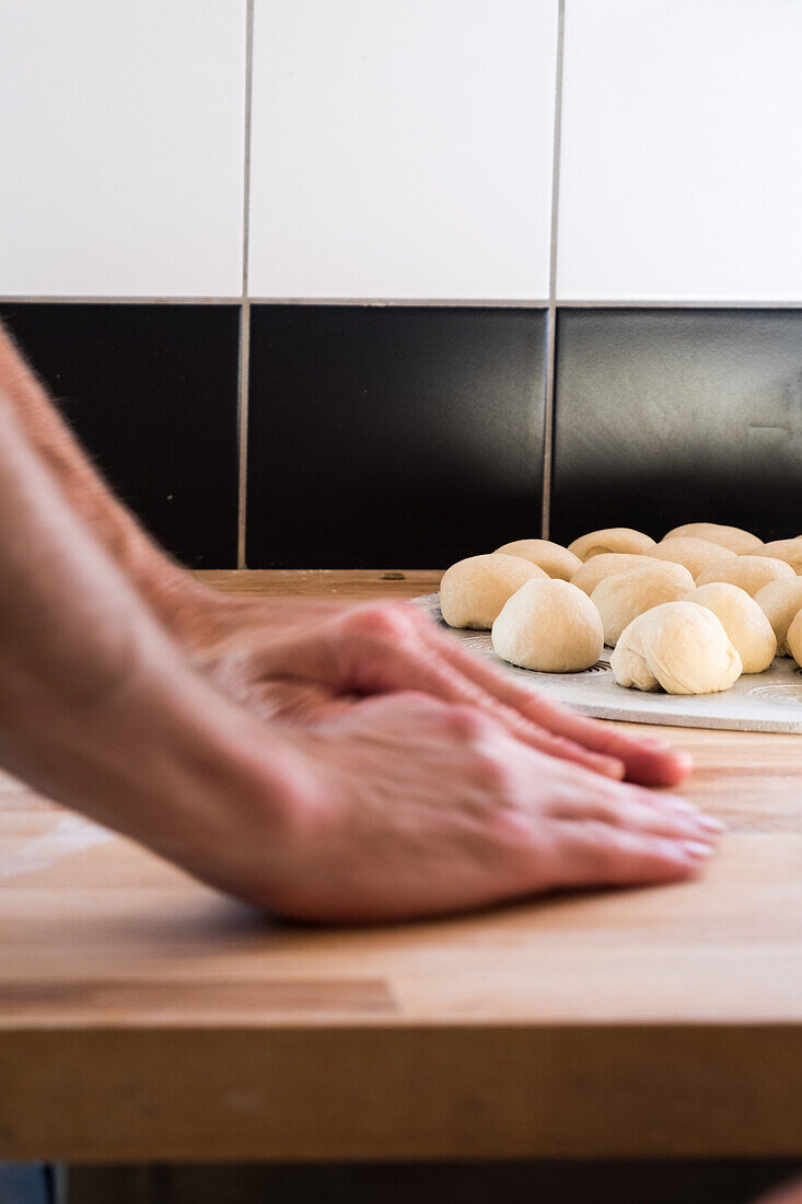 Moulding dough pieces