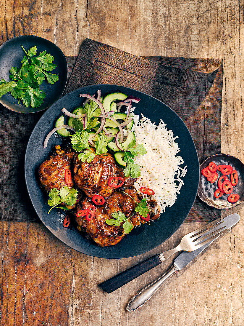 Suka Pinakurat Chicken Adobo (philippinisches Hähnchen) mit Reis