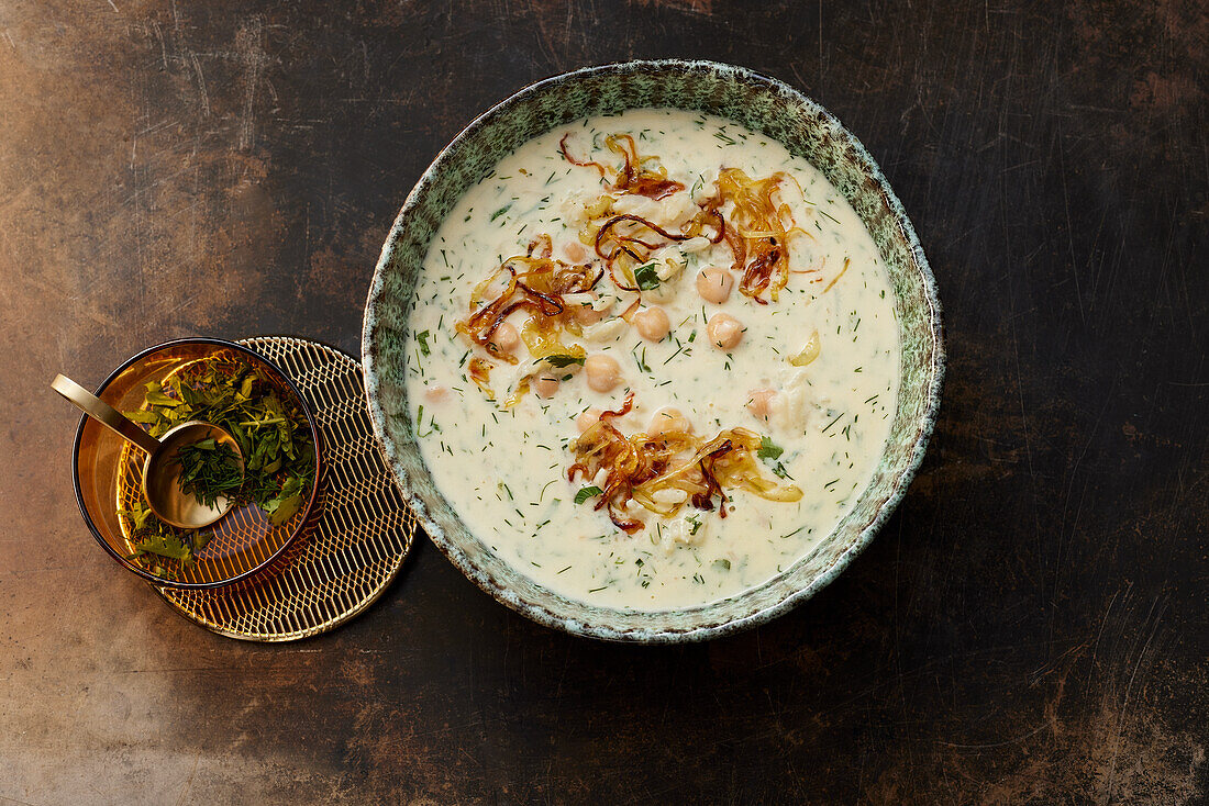 Persische Joghurtsuppe mit Kichererbsen