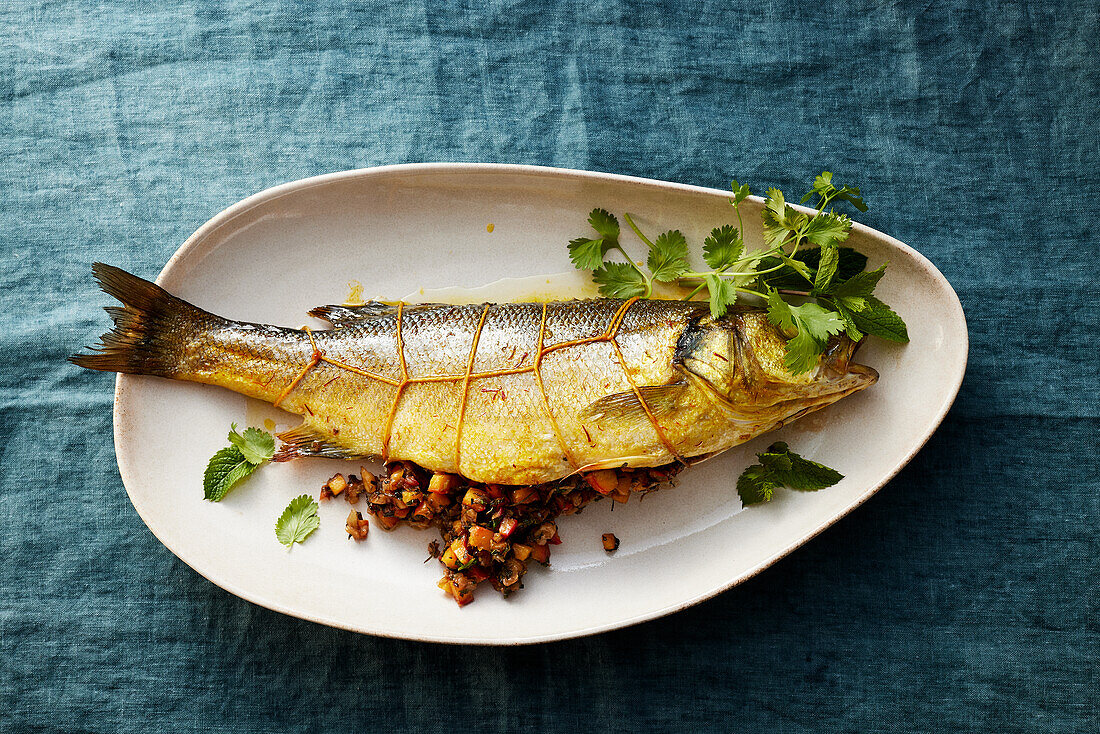 Gefüllter Fisch nach persischer Art aus dem Ofen