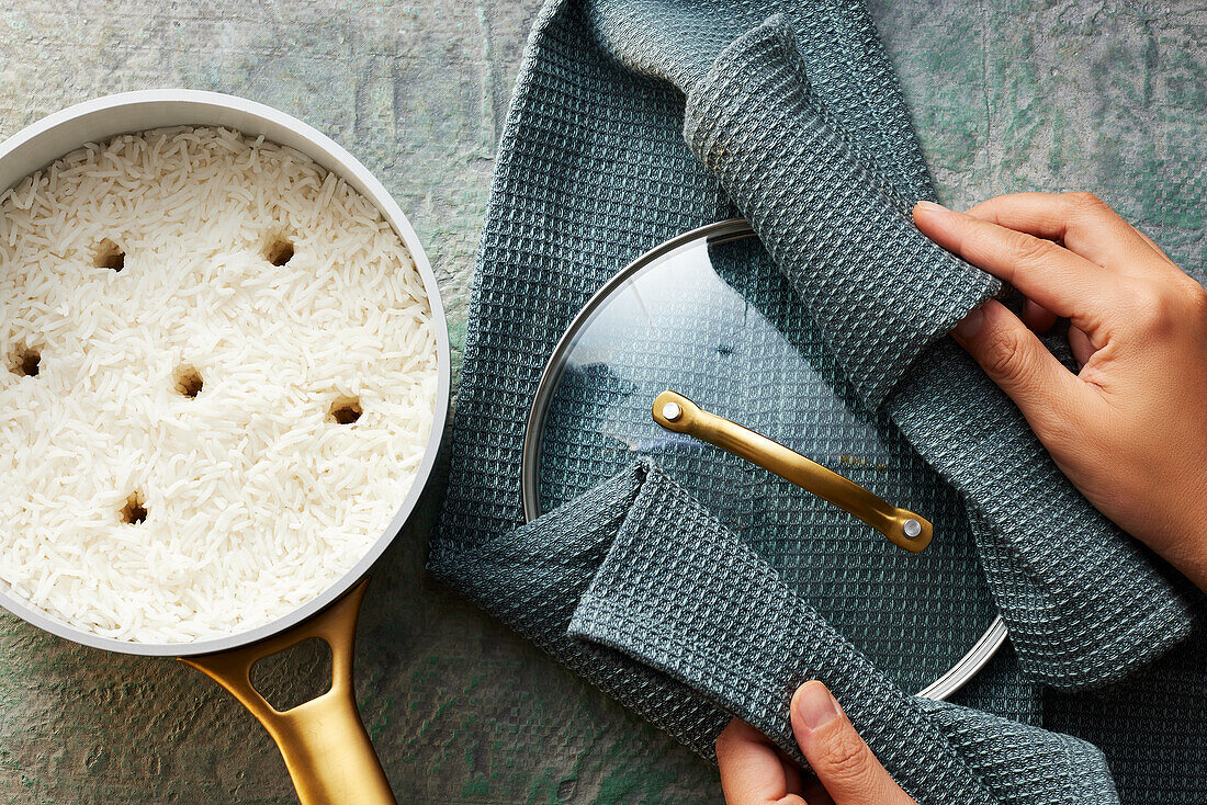 Preparing Persian tadhig rice