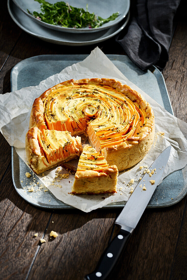 Süßkartoffelquiche mit Thymian und Rucola