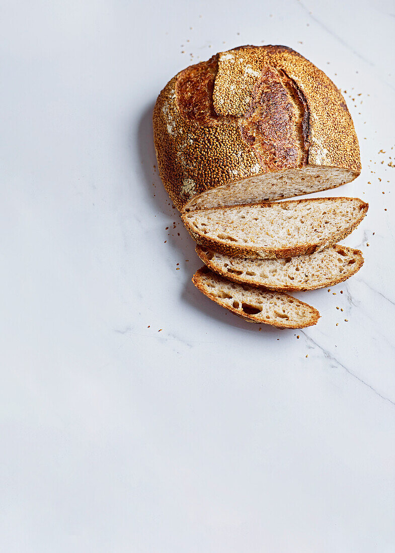 Sesam-Sauerteigbrot