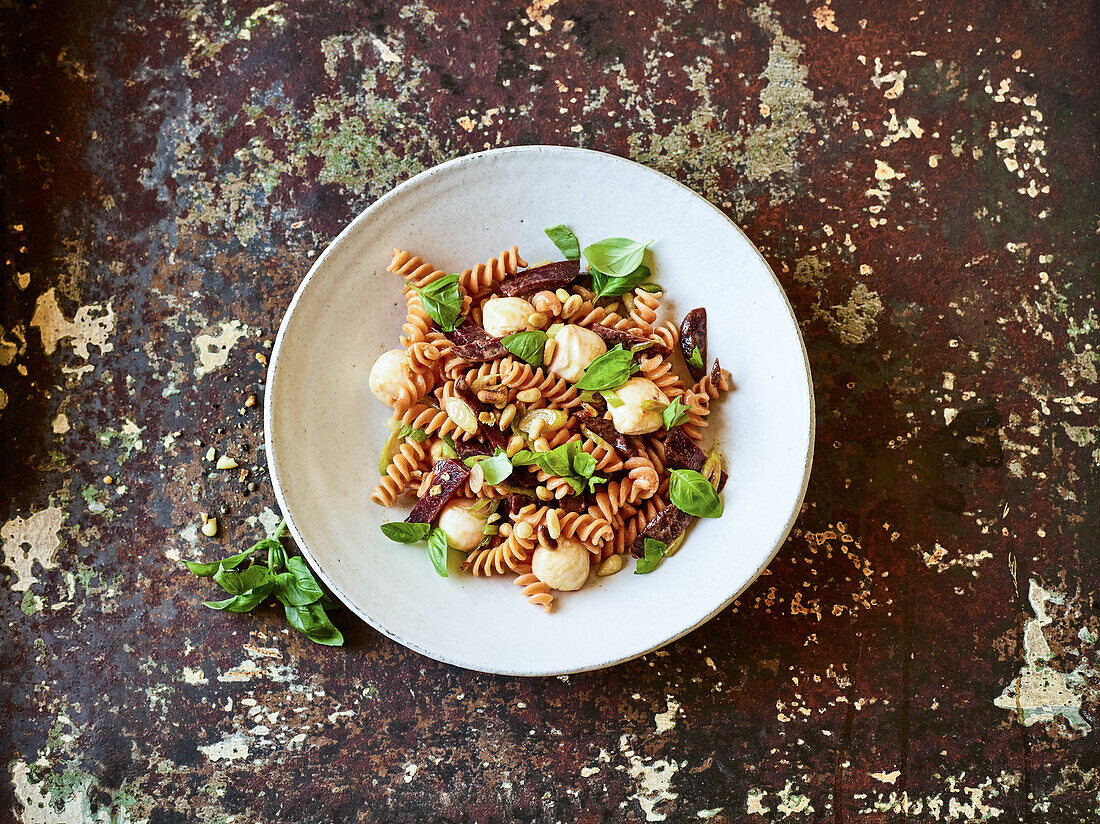 Nudelsalat mit Rote-Bete und Mozzarella