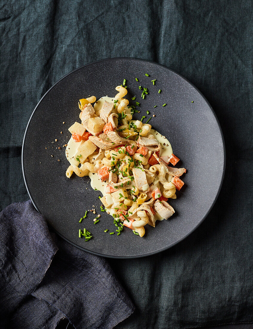 Nudelsalat mit Bratenfleisch, Paprika und Schnittlauch