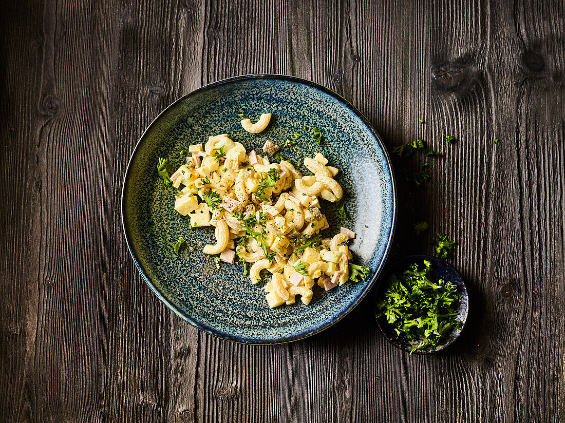 Nudelsalat mit Wurst und Petersilie