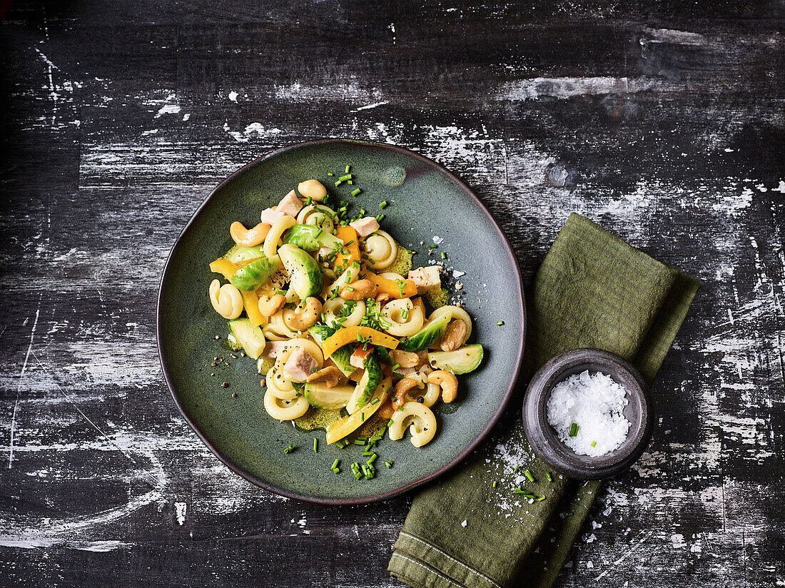 Nudelsalat mit Rosenkohl, Cashewkernen und Kräutern