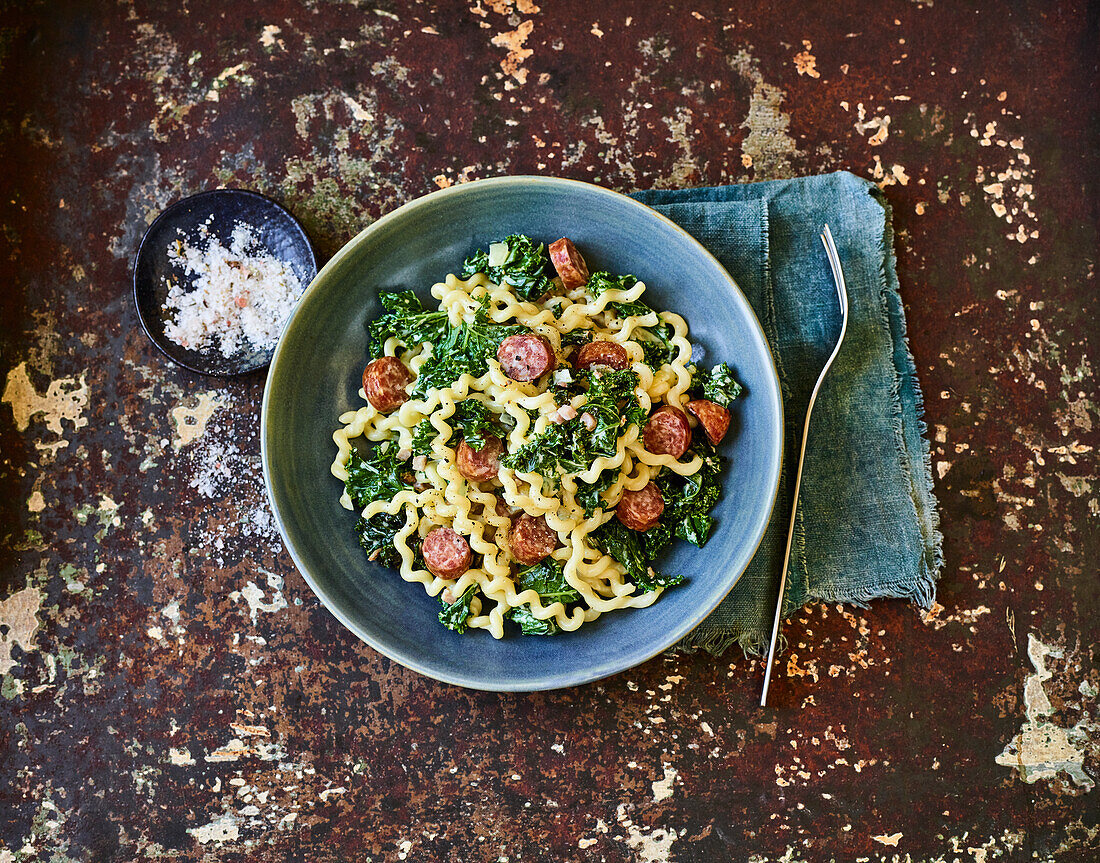 Nudelsalat mit Wurst und Grünkohl