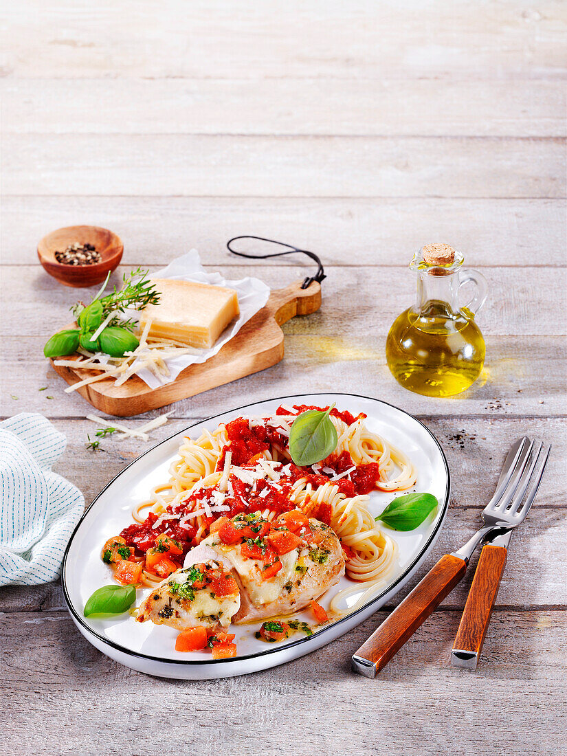 Bruschetta-Hähnchen auf Spaghetti