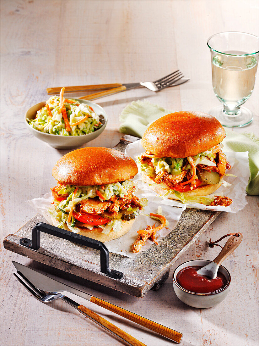 Pulled Chicken-Burger mit Barbecuesauce und Coleslaw