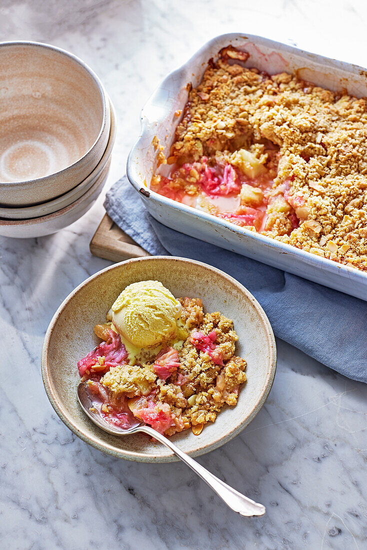 Rhabarber-Apfel-Mandel-Crumble mit Vanilleeis