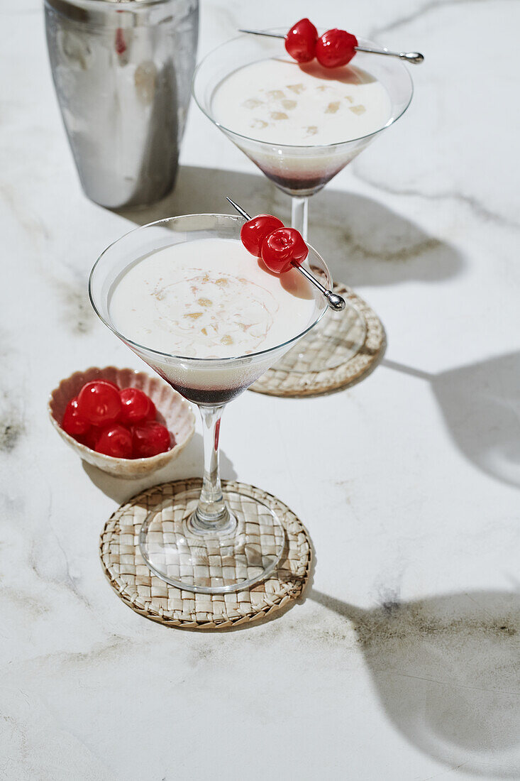 Coconut-Cocktail mit Grenadine und Cocktailkirschen