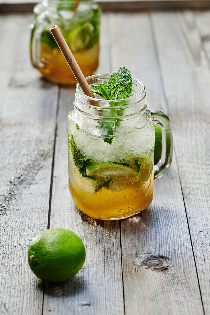 Caipirinha mit Limetten und Minze