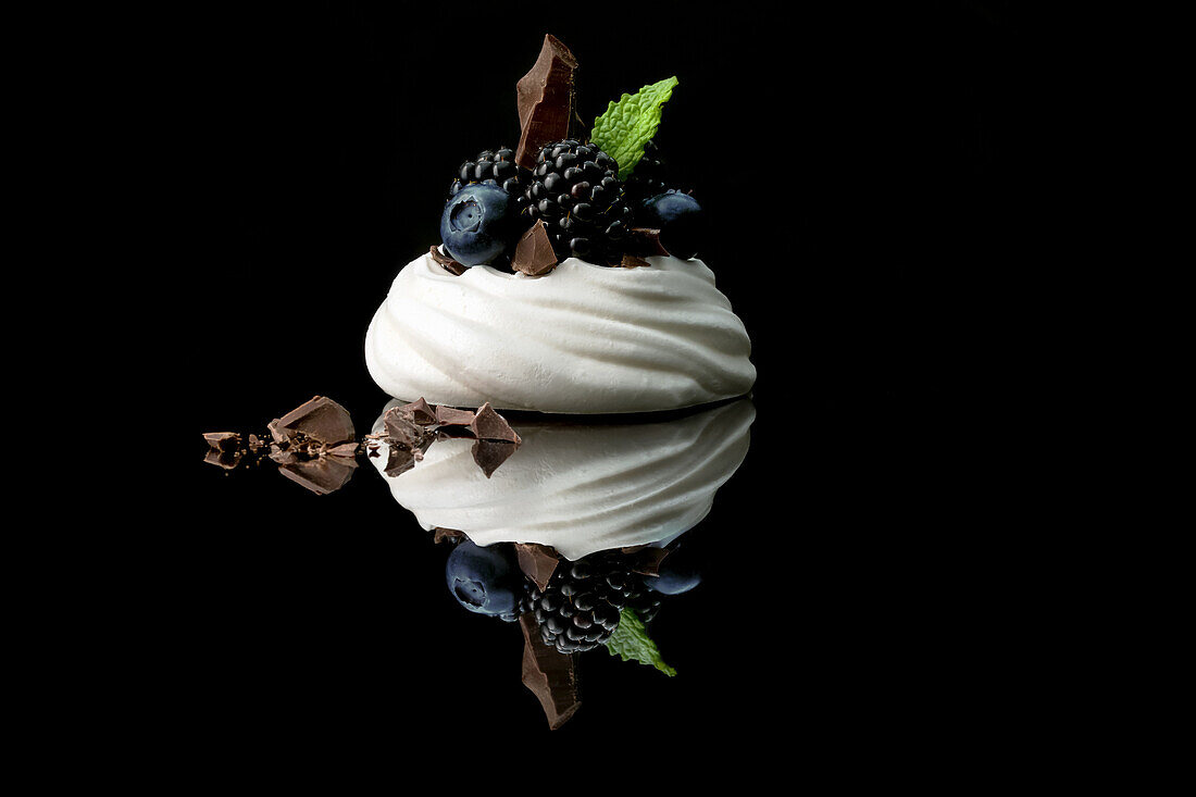 Mini-Pavlova mit Blaubeeren, Brombeeren und Schokoladenstückchen