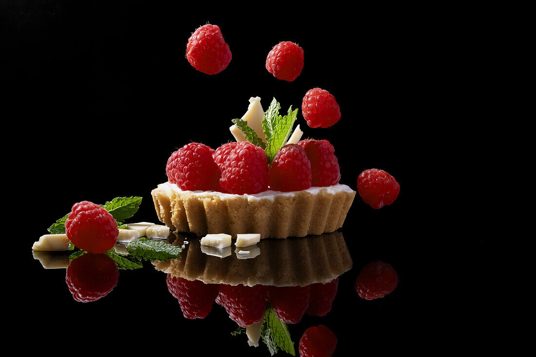 Weißes Schokoladen-Tartelette mit Himbeeren